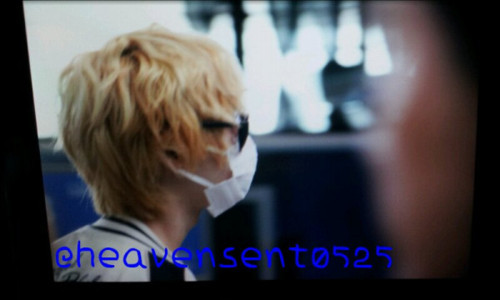 SHINee arrive back in korea 110908