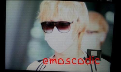 SHINee arrive back in korea 110908