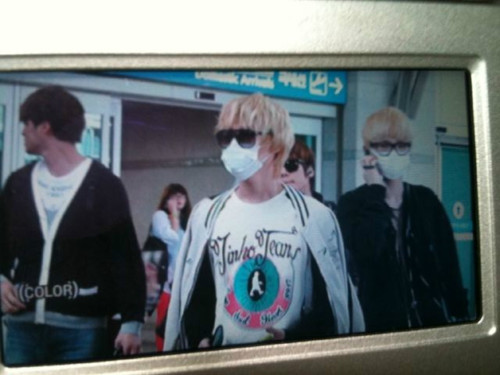 SHINee arrive back in korea 110908