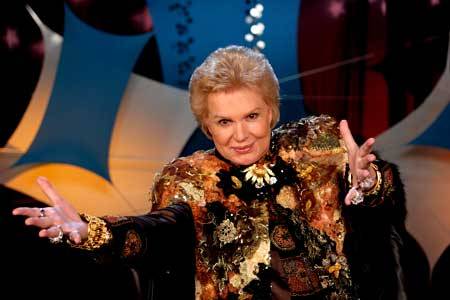 fartdaughter:enlightenthem:WALTER MERCADO PUT GHOSTFACE ON TO THE ROBES BE.OH MY GOD UNIVISION, GOIN