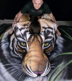 Proceso de Bodypainting: http://wechampion.igetweb.com/index.php?mo=3&art=453229