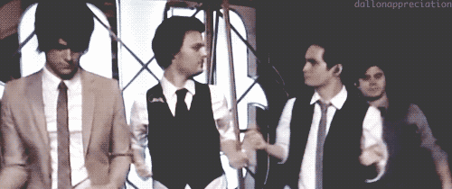 heavenlybrendon:spencersmithislove:What is Brendon doing to Spencer?