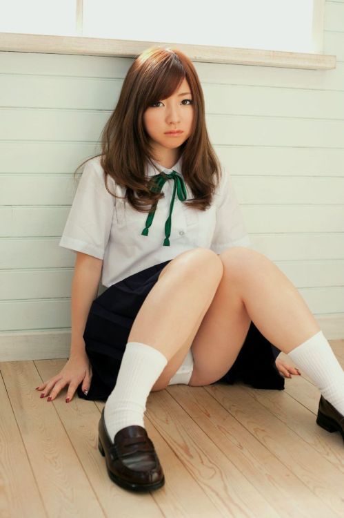 visualfetish: 【エッチ画像】女子高生がM字でパンツ見せるとムチムチしててエロい画像 17枚♪エッチ 三嶋沙希