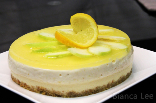 bakingexplosion:  Green Apple Peach Mousse with Kiwi Jelly Layer topping Credits!! Recipe: makes one