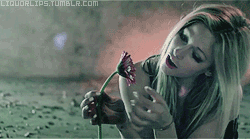 paranoiadeadolescente:  Eu posso sim, ser delicada como uma rosa. Mas toda rosa, possui o seu espinho, o seu segundo lado, e eu estou prestes a mostrar o meu, estou chegando ao meu limite. Paranóia de Adolescente ❥ 