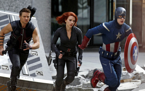 ultralaser:  jeremy renner looking at scarlett’s ass looking at chris evans’ ass.  Scarlett contra ataca. :p