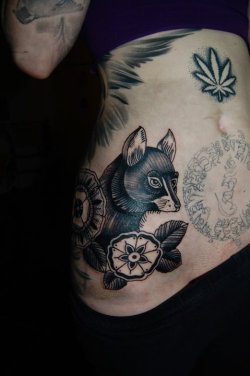 kokomokokomo:  ahistoryofweedcraft:  fox tattoo by matty   Damn