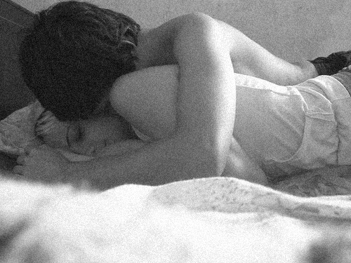 warllyssong:  Vou te repertir mais um vez, bem baixinho: - Eu te amo, te preciso, preciso dos teus carinhos, do teu cheiro, do sonido de tua voz, e assim, mais uma vez, bem clichê, preciso de você. [warllyssong] 