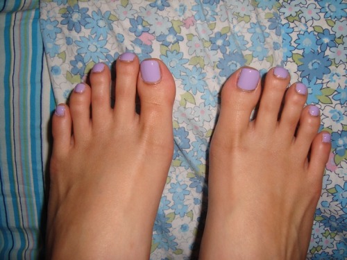 magnificus-totalus:Since I can’t paint my nails ‘cause of work, I paint my toes. Sally Hansen Lacey 