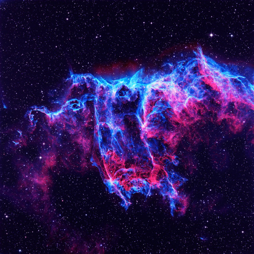 cwnl:Eastern VeilDistance: 2,600 light years awayThe Eastern Veil (NGC 6992) is a supernova remnant 