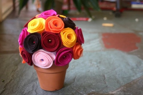 DIY Fall Felt Centerpiece. From Lines Across My Face here. Normally I do not post flowers (long hist