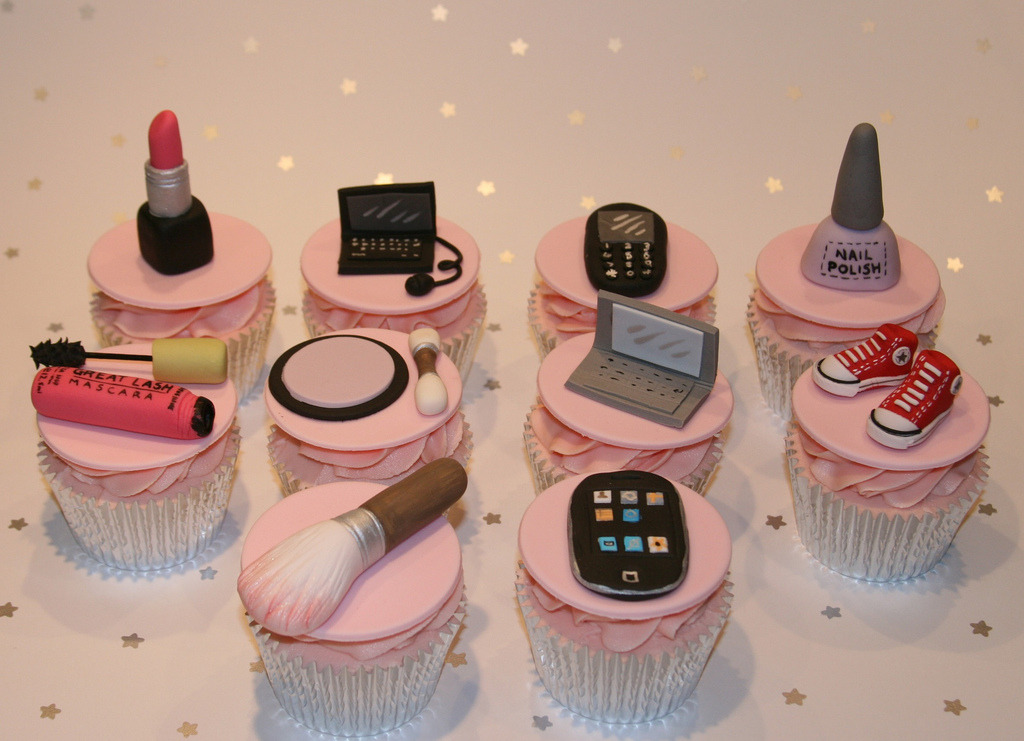 onlycupcakes:  The fondant decorations on these cupcakes made by the Clever Little