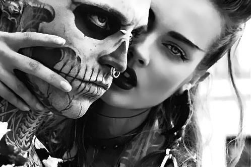 delicatelyhardcore:  …zombie &amp; vampire… 