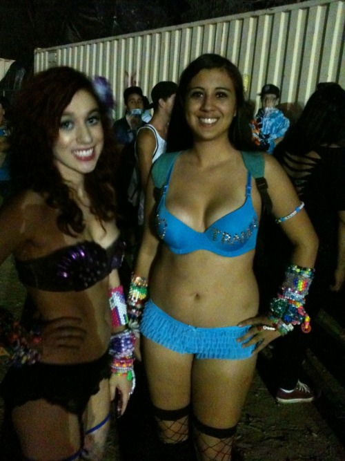 fearandloathing420:  Ashley (fashionverbatim) & I in line for Atlantis :D  me & kassie at Atlantis last night. <3 i’ll post more pictures later. :)