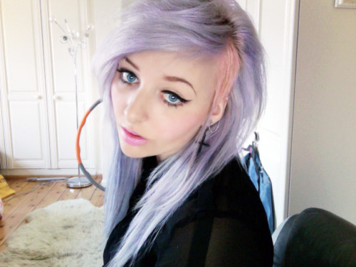 possible next colour, my hair is the same as the little bit of pink on the side atm. :) how pretty :) xo