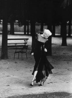 66lanvin:  dreaminparis:   Nadja Auermann for US Harper’s Bazaar October 1994  A WALK in the PARK…………No.1 