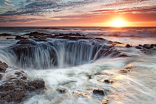 Jesus H. Christ… I want to live in Oregon forever. Come back to me, favorite state of all!!! You have swiftly and effortlessly trumped New York, North Carolina and California as the reigning champions of my heart… oregongasm:  Thor’s Well