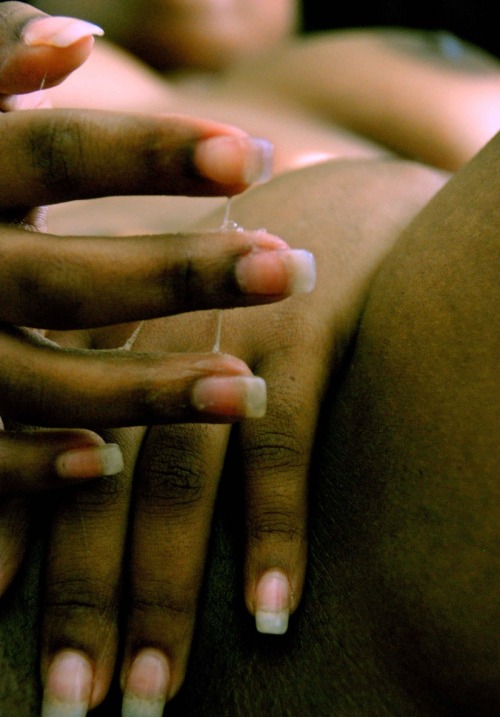 eroticnoire:  sticky fingers… 