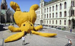 allthingsworthsharing:  Giant Bunny! Stor Gul KaninÖrebro (SE) 201113 x 16 x 16 metersConcrete, metal, wood and takspån.The Big Yellow Rabbit is a temporary 13 meter high sculpture. It’s a enlarged cuddle toy made out of swedish products thrown against