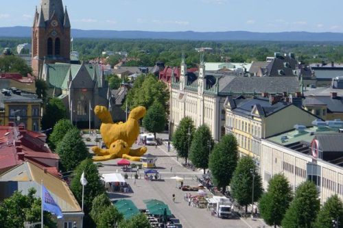 I NEED TO GET TO THIS STAT!  Giant Bunny! Stor Gul KaninÖrebro (SE) 201113 x 16 x 16 metersConcrete, metal, wood and takspån.The Big Yellow Rabbit is a temporary 13 meter high sculpture. It’s a enlarged cuddle toy made out of swedish products thrown