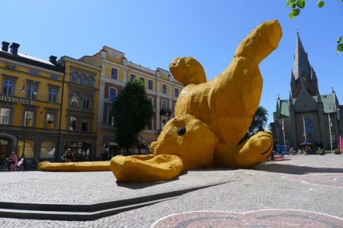 I NEED TO GET TO THIS STAT!  Giant Bunny! Stor Gul KaninÖrebro (SE) 201113 x 16 x 16 metersConcrete, metal, wood and takspån.The Big Yellow Rabbit is a temporary 13 meter high sculpture. It’s a enlarged cuddle toy made out of swedish products thrown