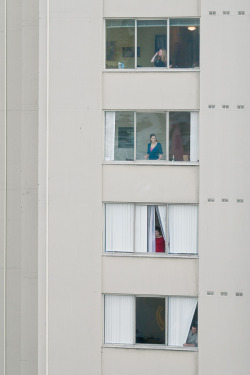 This is just like looking out my window to the building opposite, except they&rsquo;re usually just washing up jandirafeijo:  Espiões fotos de John Goldsmith 