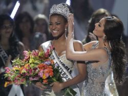 meuteatromagico-blog:   Racismo? Não conheço essa palavra. Até a mulher mais bonita do mundo é negra. (Miss Universo 2011)  