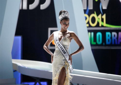 Isso só mostra que na beleza não existe cor, mais pura essência, simpatia e caráter. Mulheres de verdade são feitas disso.  Miss Universo 2011 - Leila Lopes 