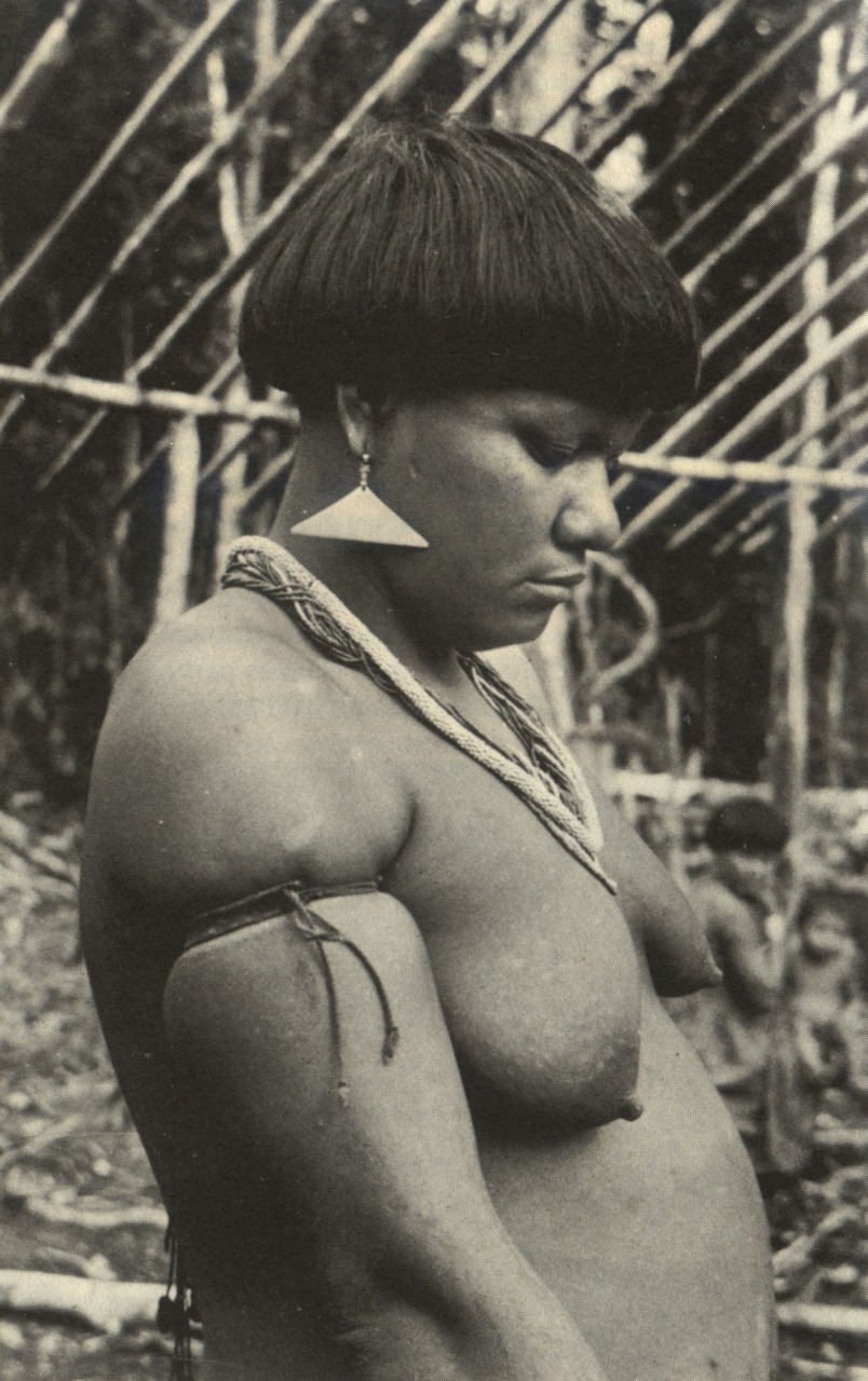 anthropologica:  anthropologica:  Mujer yekuana con corte totuma o sekudato y brazaletes