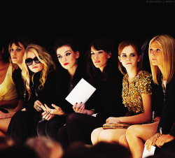 olsenlovers:  oh my god, how much perfection in one place. Mk and Emma Watson on Burberry SpringSummer 2010 During London Fashion Week, just loved this image.  *explota*