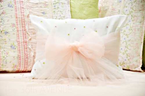 DIY No Sew Under $5 Under 10 Minutes Pink Pillow. Again, I usually like modern, graphic prints, but 