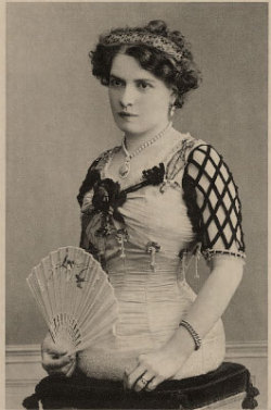 heltr-skeltr:  fuckyeahthebizarre:  Mademoiselle Gabrielle – The Half LadyBorn in Basle, Switzerland, in 1884, Gabrielle Fuller first joined the  circus at the Paris Exposition in 1900. She travelled with the Ringling  Brothers Circus and appeared at