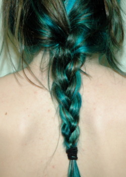 …i should dye my hair blue :O