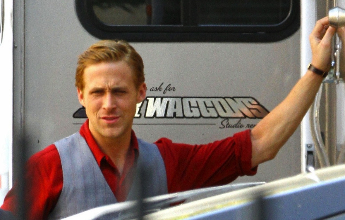 pocketsfullofpearls:  hollywoodbulletin:  Ryan Gosling kills us all with his devilishly