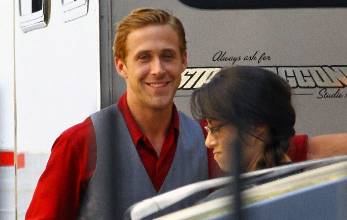 pocketsfullofpearls:  hollywoodbulletin:  Ryan Gosling kills us all with his devilishly