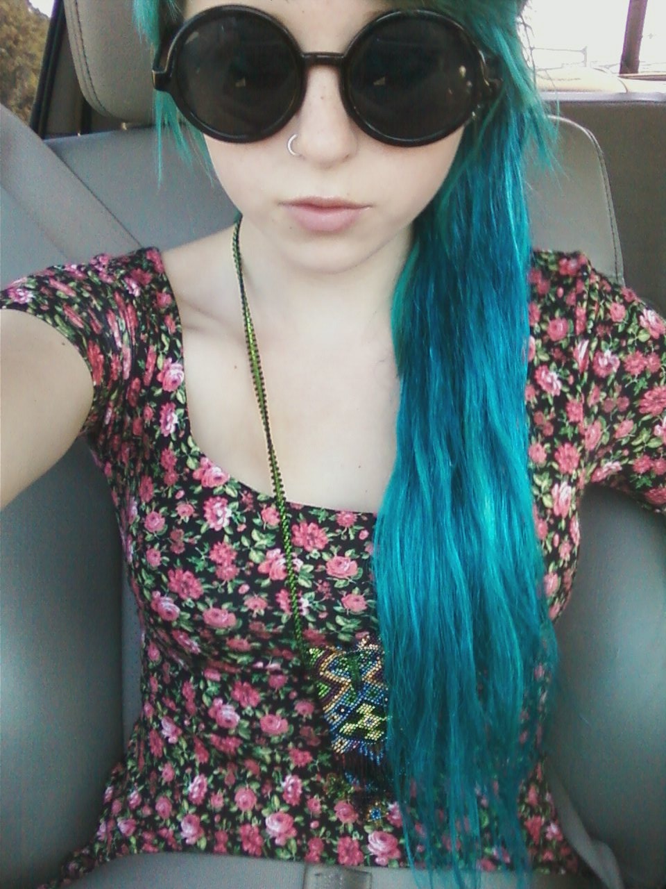 freakinglovelyworld:  i want that glasses :( 