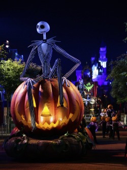 gothiccharmschool:  Eee! Is this from the current parade at Disneyland? Does anyone know? 