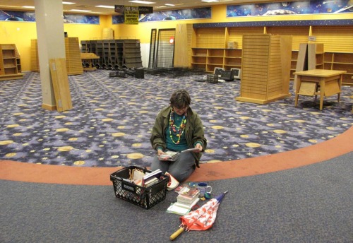 inothernews:
“ EMPTILY EVER AFTER Sue Schmidt sorted through her purchases at a Borders bookstore in Solon, Ohio, Thursday. The chain is going out of business. (Photo: Amy Sancetta / AP via the Wall Street Journal)
”