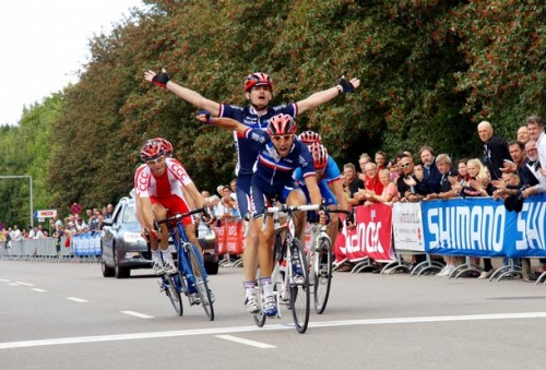 fuckyeahcycling: The para-cycling tandem race was very close among the three teams. Olivier Donval a