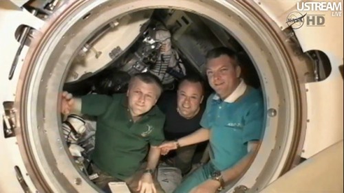 fyeahcosmonauts: And the hatches are shut! Andrei Borisenko, Ron Garan and Aleksandr Samokutyayev be