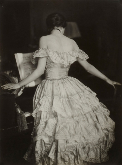 ontheedgeofdarkness: Franz Xaver Setzer Costume Study, Vienna, 1925
