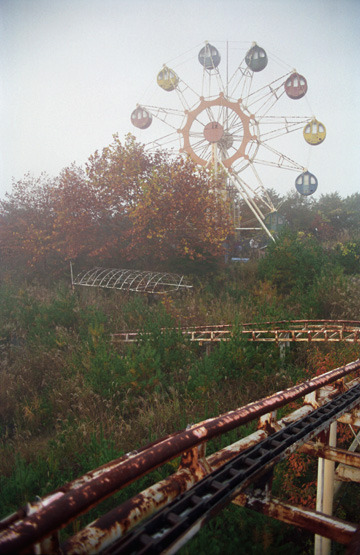 grayceemaycee:  tazlpd:   An abandoned amusement park in Japan  kinda creepy  Love this! 