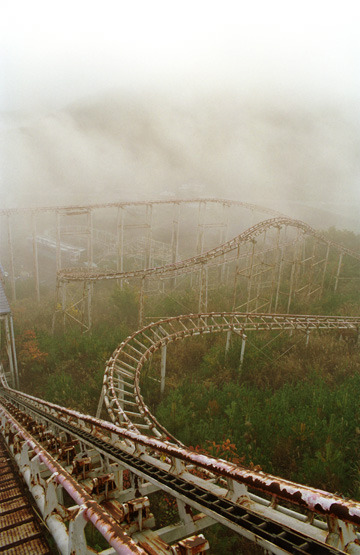 grayceemaycee:  tazlpd:   An abandoned amusement park in Japan  kinda creepy  Love this! 