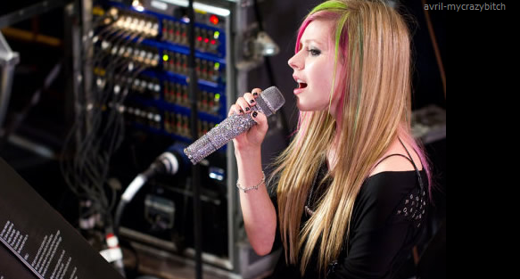 com o seu simples olhar,eu percebo o quanto você é diva eu te amo Avril !