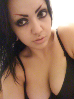 paradisaea:  Black to red eyebrows. I’m digging it. I couldn’t decide which pic I hated the least so here, have 3 ;D  Are you fucking kidding? goregeous all around