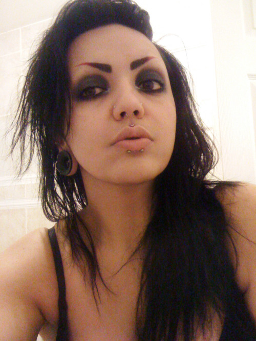 paradisaea:  Black to red eyebrows. I’m digging it. I couldn’t decide which pic I hated the least so here, have 3 ;D  Are you fucking kidding? goregeous all around