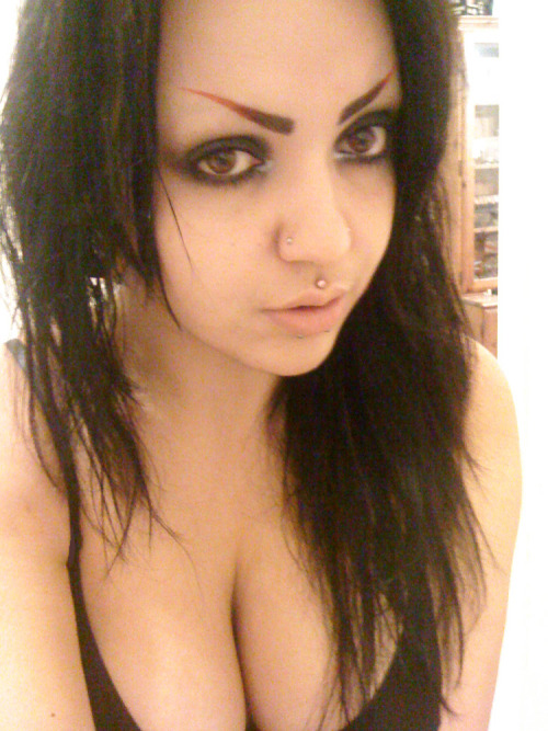 paradisaea:  Black to red eyebrows. I’m digging it. I couldn’t decide which pic I hated the least so here, have 3 ;D  Are you fucking kidding? goregeous all around