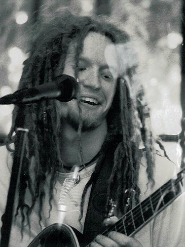 rastacorauge:  A tristeza vai embora, alegria toda hora. Eu sei, que a semente já  vai brotar. Já sei, como é grande a vontade de cantar. Eu sei, “the  legalize” não vai negar, “the legalize” não vai negar. Fogo na  babilônia… Sine Calmon