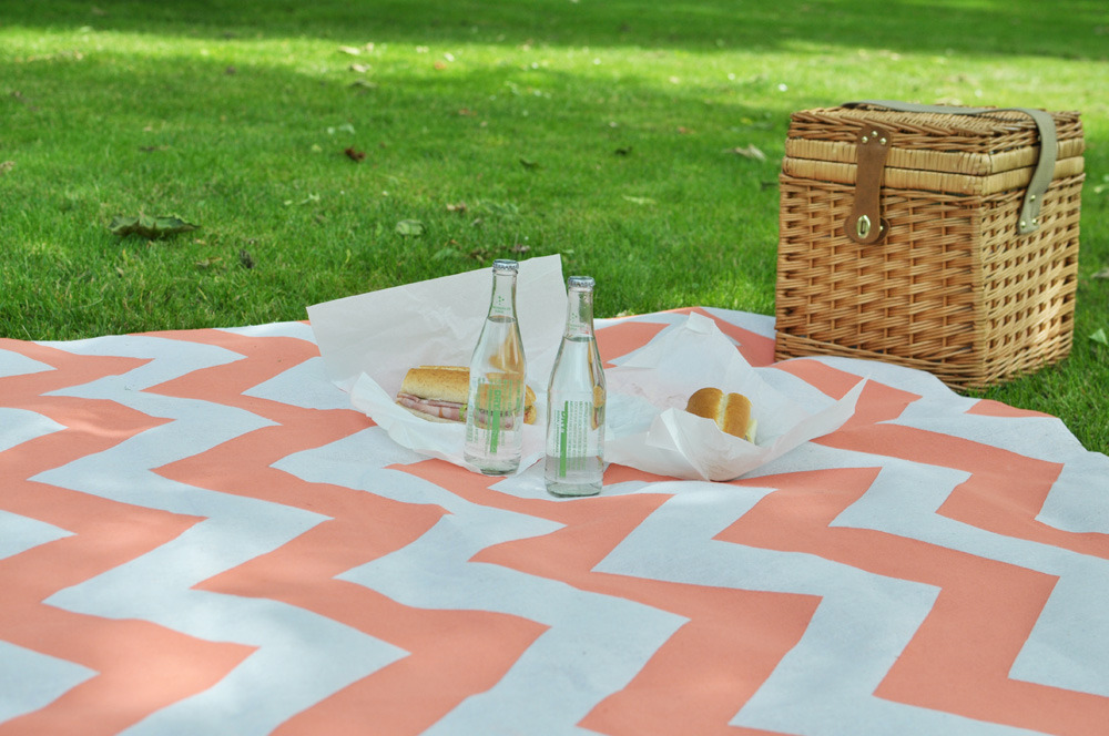 Painted Picnic Blanket | Twig & Thistle
The last couple of days in Adelaide have been lovely and warm, certainly what I would consider picnic weather! This gorgeous blanket has been made from a drop cloth and painted with a pretty chevron pattern....