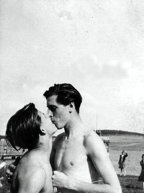 rockandstone:Two German teenagers kissing, 1950s